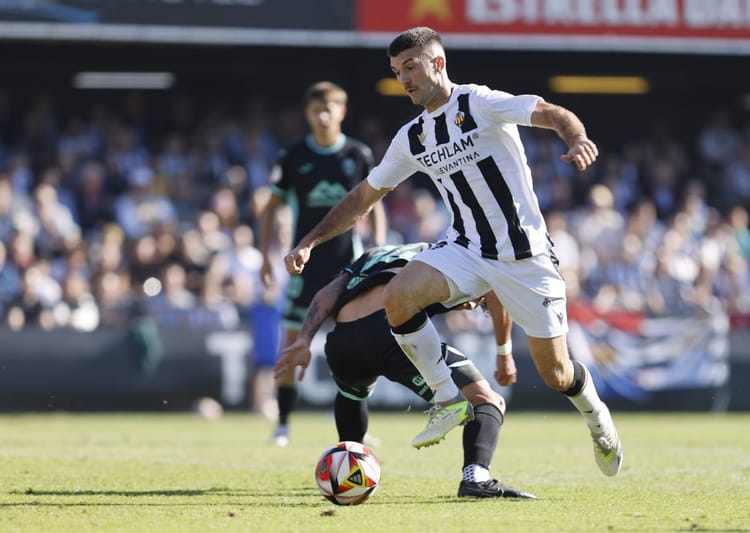 Un Castellón imperfecto supera al Atlético Baleares (4-2)
