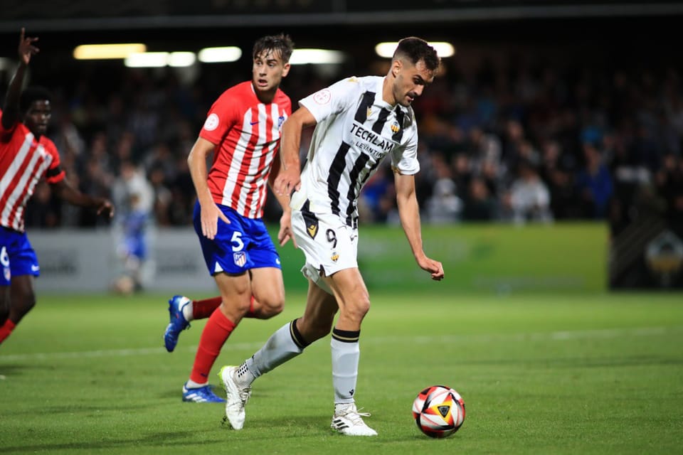 El Castellón vence al Atlético B y mantiene su pleno de victorias en casa (2-0)