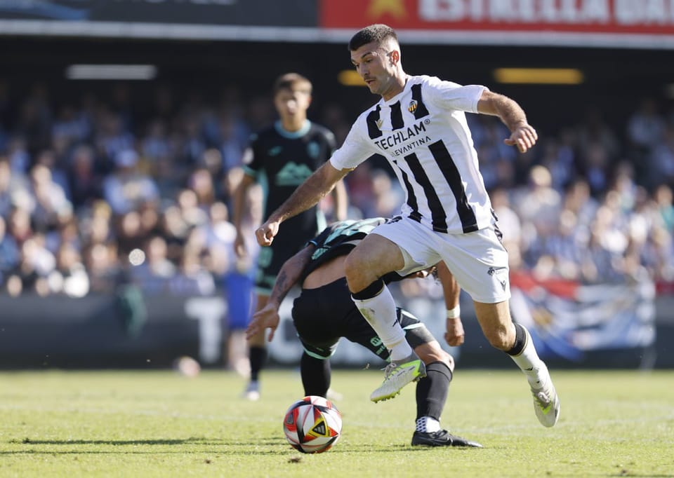 Un Castellón imperfecto supera al Atlético Baleares (4-2)